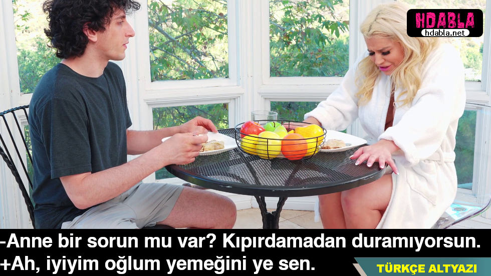 Annemle yemekte titriyordu Meğerse dildoya oturmuş orgazm oluyormuş